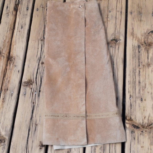 Danier Tan Suede skirt Size 10 - Picture 3 of 7